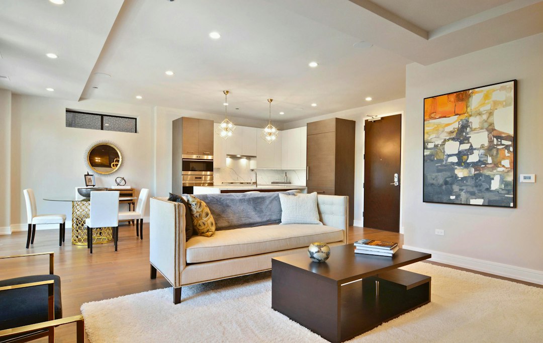Open-Concept Kitchen & Breakfast Bar